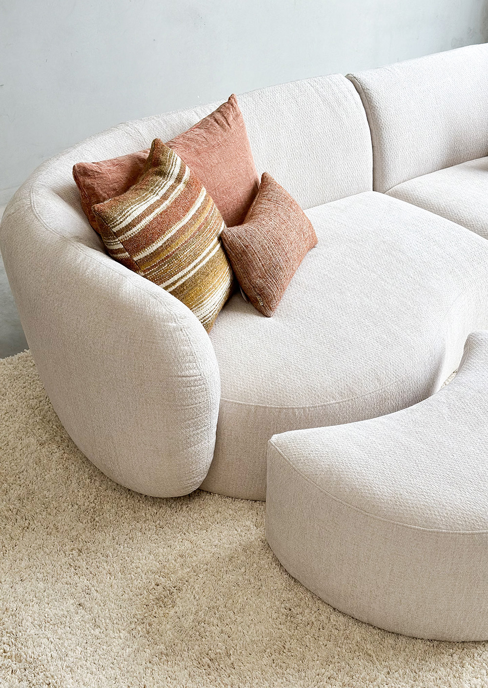 Beige Trin zetel met organische elementen met poef.